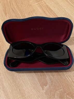Authentic Gucci Model GG0810S 001 Black Sunglasses with velvet case